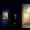 Un empleado de Christies mira la pintura de Vilhelm Hammershoi 'Un interior con un espejo ovalado', óleo sobre lienzo, izquierda, y Balthus, la pintura 'Jeune fille a la fenetre' de The Collection of Anne H. Bass en las ventas de arte de los siglos XX y XXI en mayo en Londres, martes 5 de abril de 2022. Se estima que la pintura de Hammershopi se venderá entre $1,500,000 - $2,500,000, 1,100,000-1,900,000GBP y Balthus se estima en $4,000,000 - 6,000,000, 3,000,000-4,600,000GBP. Foto AP/Frank Augstein