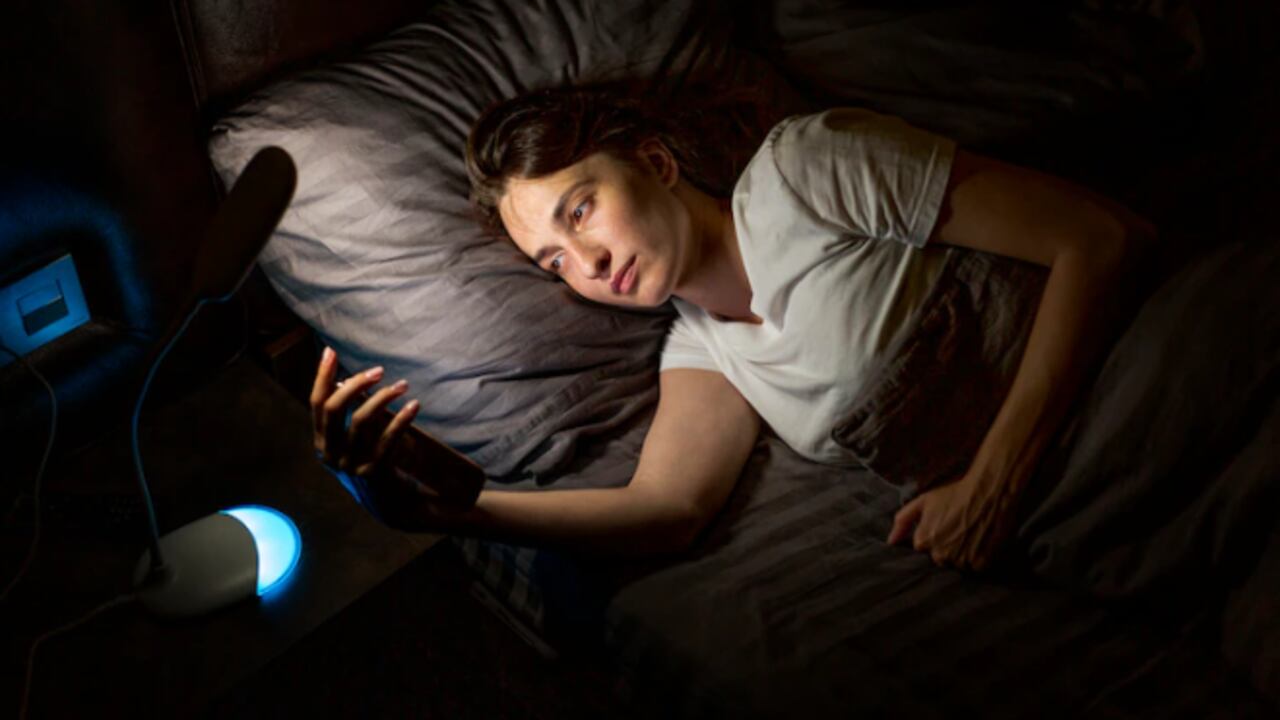 Durante la noche, el cerebro produce melatonina, una sustancia que utiliza para iniciar y mantener el sueño.