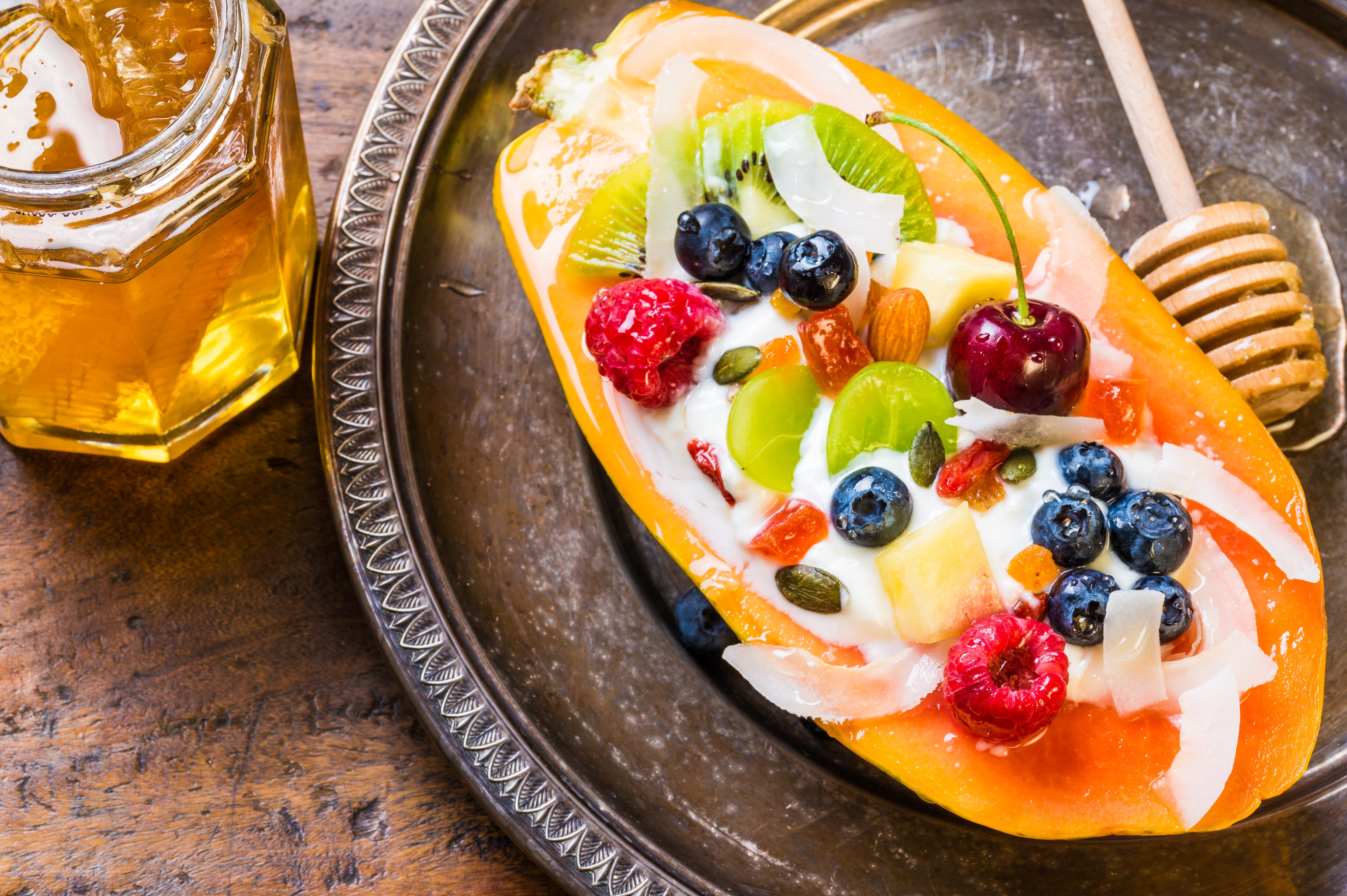 La papaya puede mejorar el tránsito intestinal.