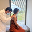 El doctor Ignacio Valenzuela realiza un reconocimiento a una paciente en consulta.
HOSPITAL QUIRÓNSALUD
13/6/2023