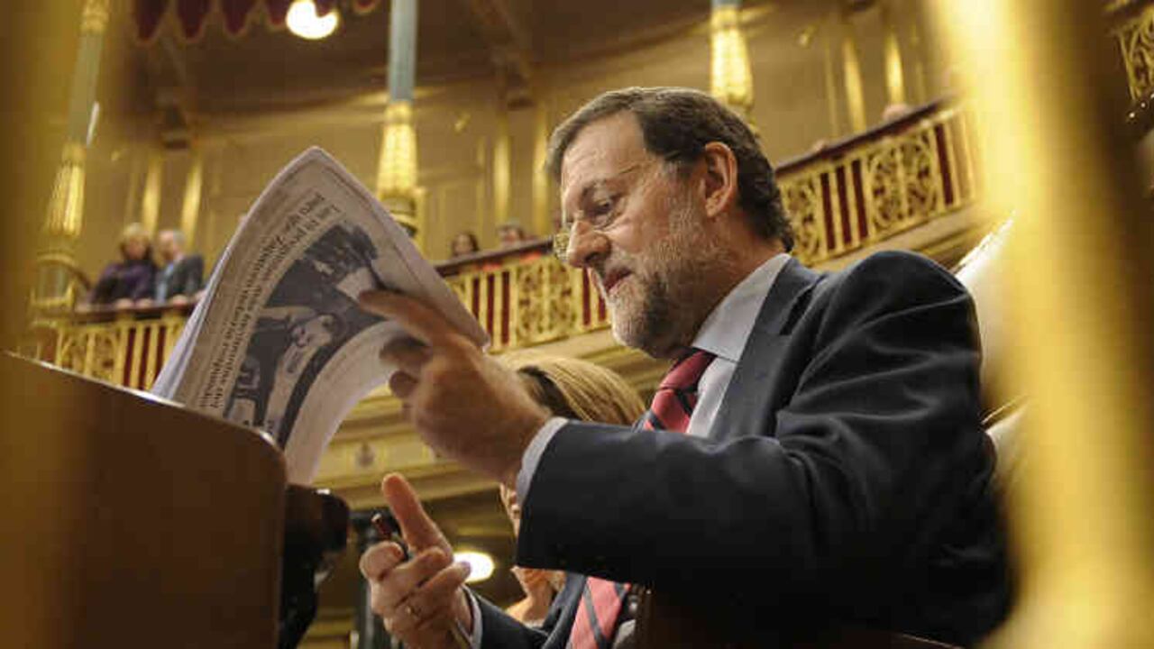 El presidente del gobierno, Mariano Rajoy, aplicó una extraña táctica de esperar y no hacer mayor cosa durante la crisis. La estrategia le sirvió.