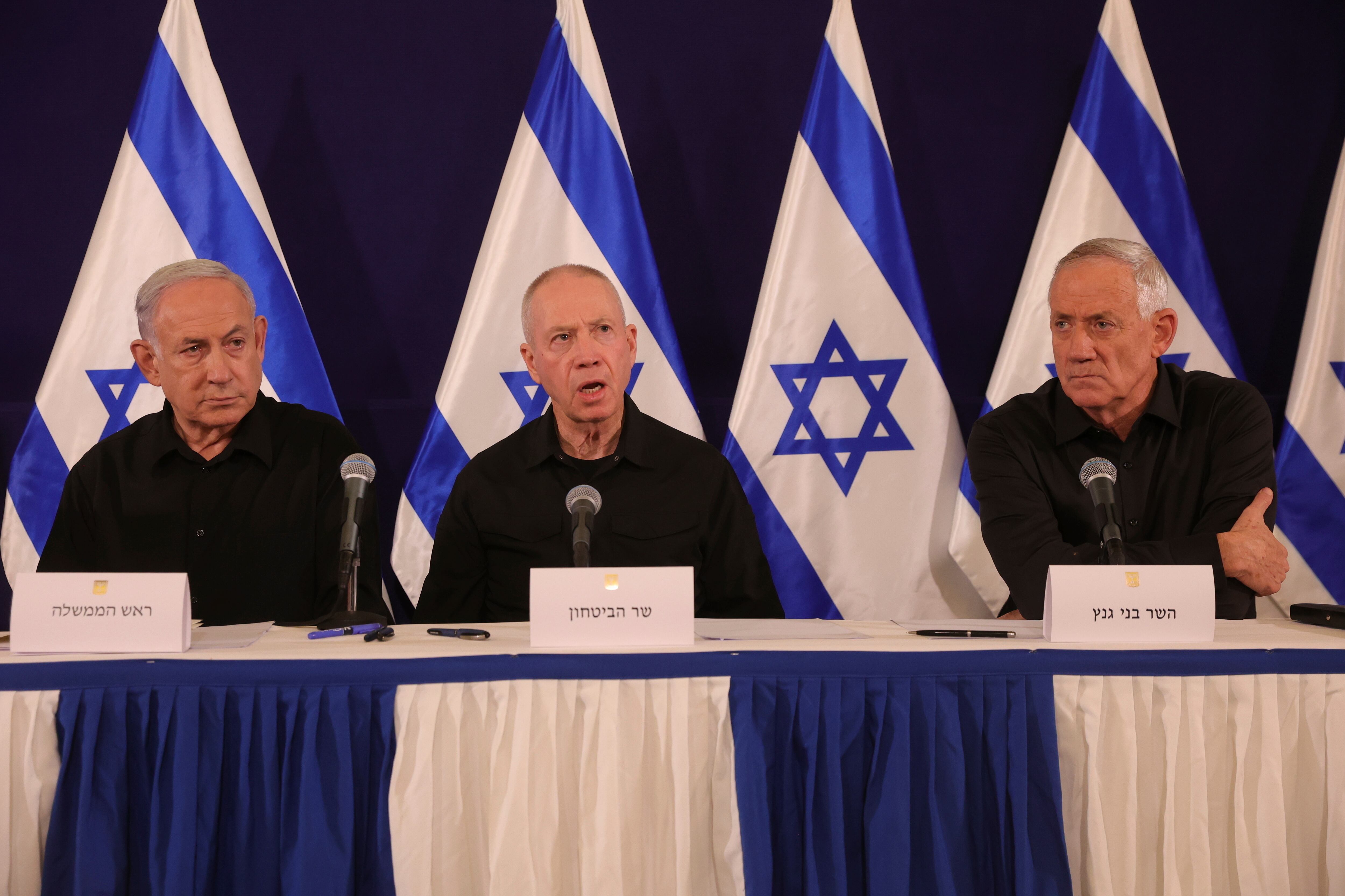 ARCHIVO - De izquierda a derecha, el primer ministro de Israel, Benjamin Netanyahu, el ministro de Defensa, Yoav Gallant y el ministro del gabinete, Benny Gantz, hablan durante una conferencia de prensa en la base militar de Kirya, en Tel Aviv, Israel, el 28 de octubre de 2023. (Abir Sultan/Pool Foto via AP, Archivo)