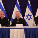 ARCHIVO - De izquierda a derecha, el primer ministro de Israel, Benjamin Netanyahu, el ministro de Defensa, Yoav Gallant y el ministro del gabinete, Benny Gantz, hablan durante una conferencia de prensa en la base militar de Kirya, en Tel Aviv, Israel, el 28 de octubre de 2023. (Abir Sultan/Pool Foto via AP, Archivo)