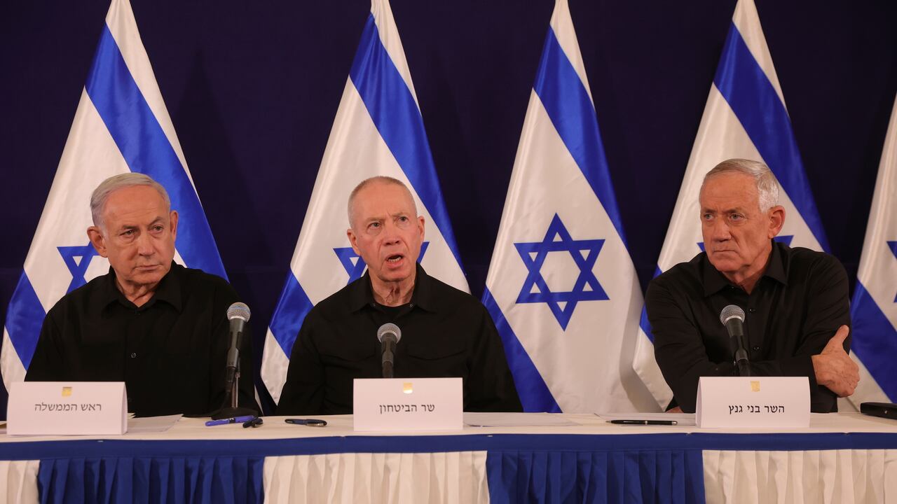 ARCHIVO - De izquierda a derecha, el primer ministro de Israel, Benjamin Netanyahu, el ministro de Defensa, Yoav Gallant y el ministro del gabinete, Benny Gantz, hablan durante una conferencia de prensa en la base militar de Kirya, en Tel Aviv, Israel, el 28 de octubre de 2023. (Abir Sultan/Pool Foto via AP, Archivo)