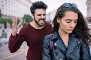 Las personas posesivas y controladoras sienten suma desconfianza de sus parejas e intentan controlar todo lo que ellas hacen.