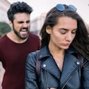 Las personas posesivas y controladoras sienten suma desconfianza de sus parejas e intentan controlar todo lo que ellas hacen.