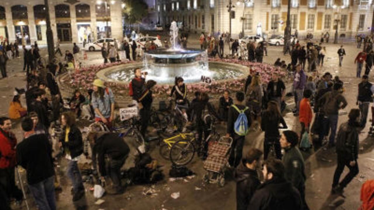 La madrileña Puerta del Sol tras las manifestaciones celebradas la tarde del jueves por el centro de la capital con motivo de la huelga general convocada por los sindicatos mayoritarios para protestar contra la nueva ley de la reforma laboral.