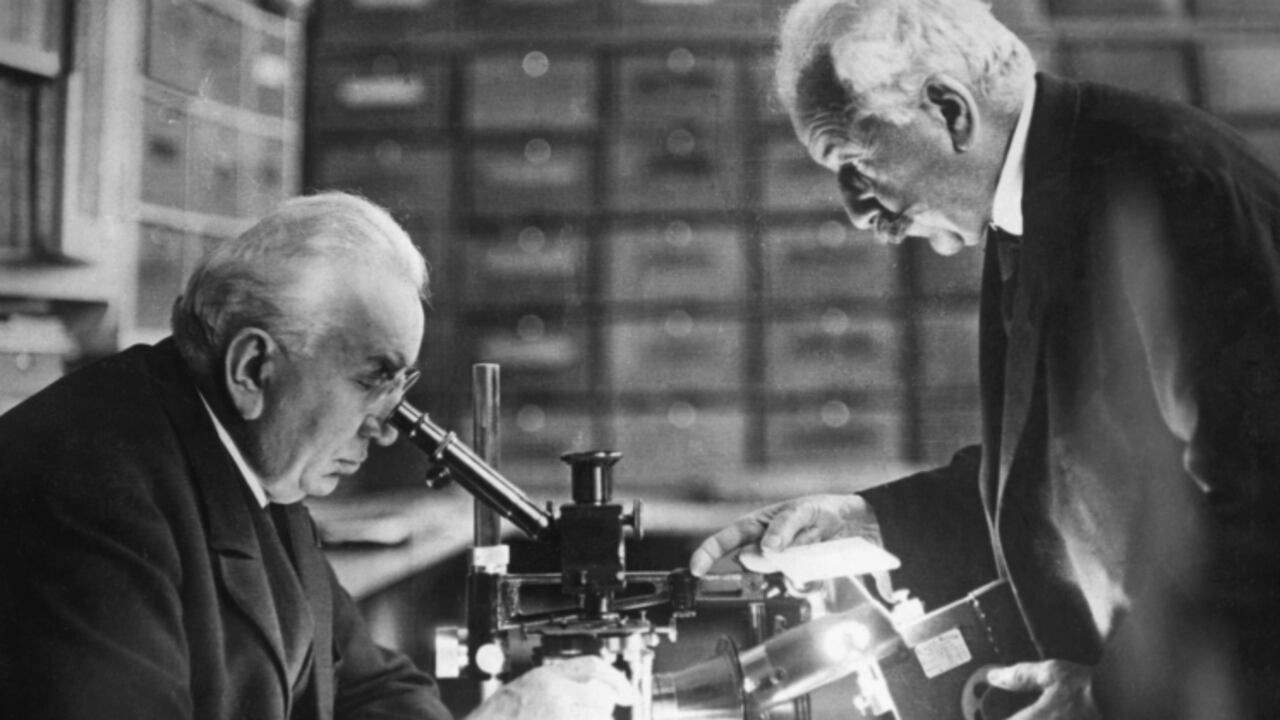 Los hermanos Lumière trabajando en el laboratorio. Foto: Bettmann / Getty Images