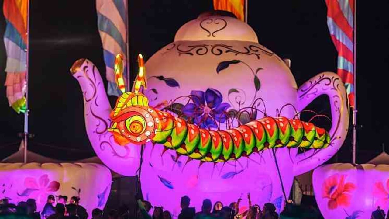 La tacita de té, infaltable en el universo creado por Lewis Carroll, inflatable en esta producción musical inspirada en él. Foto: Beyond wonderland