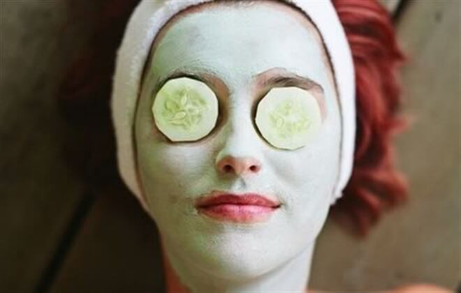 El pepino es ideal para ayudar a hidratar la piel alrededor de los ojos. 