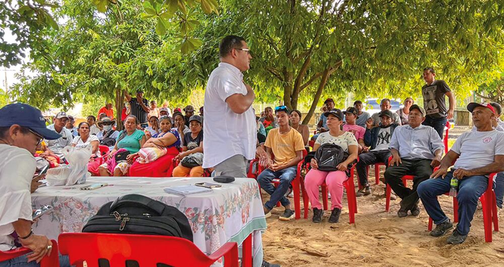 El abogado y defensor de derechos humanos Álex Morales hizo la denuncia ante las autoridades. Calificó la entrega de títulos como una mentira.