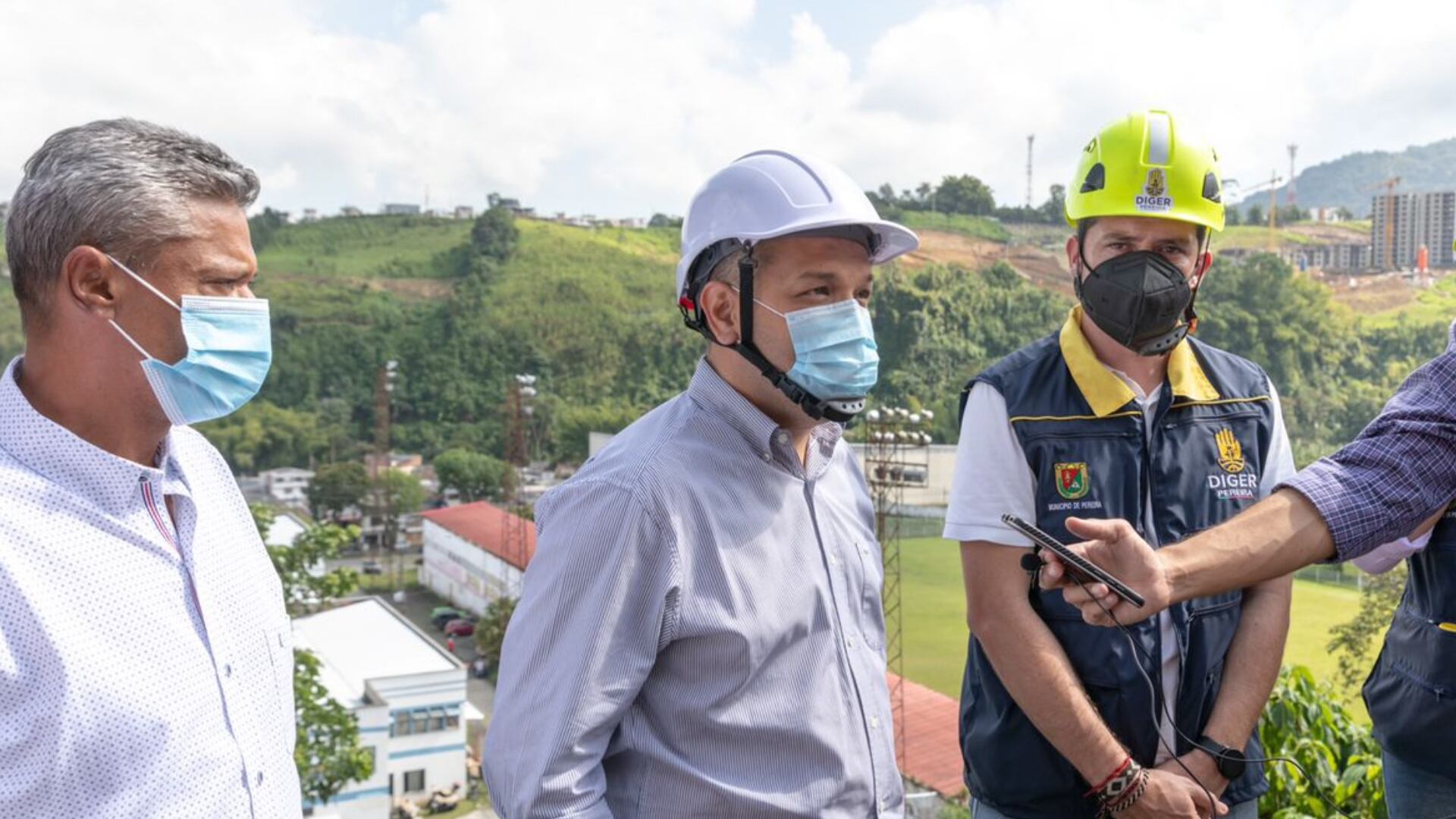 Más de 65.000 personas se beneficiarán del mejoramiento de la vía de acceso a la comuna Villasantana, que incluye estabilización de taludes.