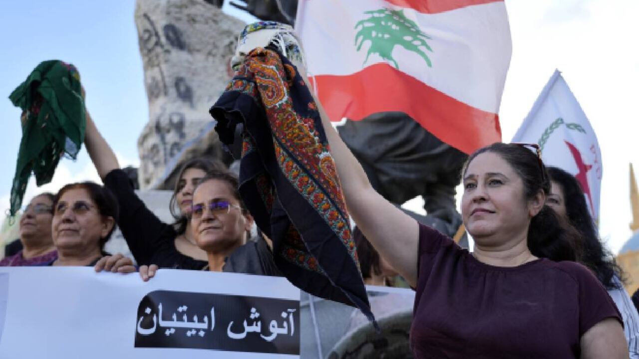 Protestas en Irán por muerte de Mahsa Amini, joven golpeada por la policía tras no usar bien su hiyab.