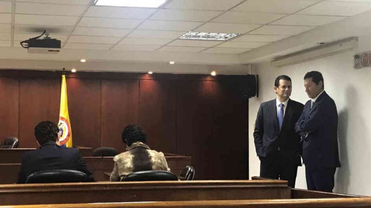 Luis Carlos Sarmiento Gútierrez llegó a la sala de audiencias acompañado de su abogado, el penalista Jaime Lombana.