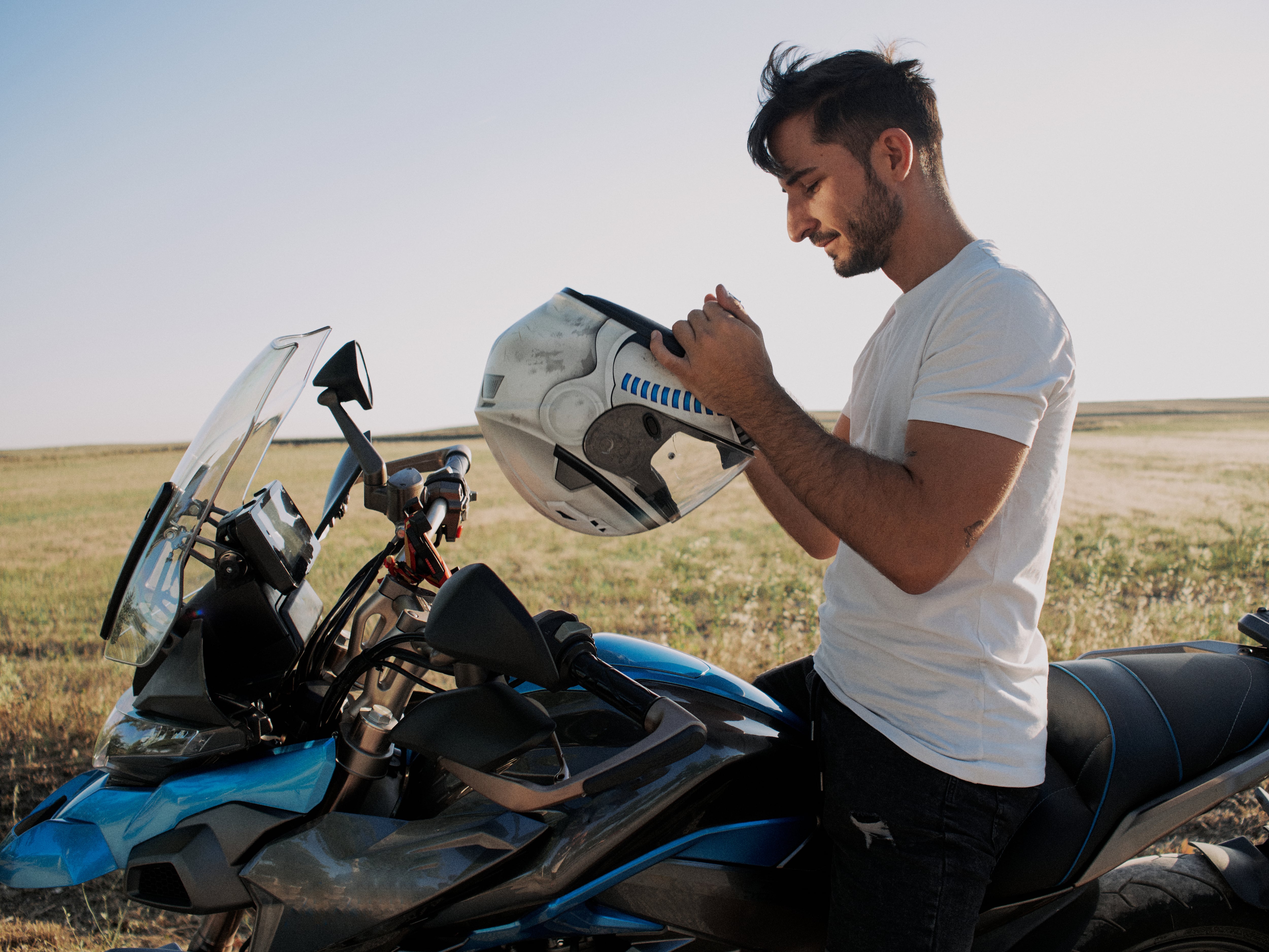 La seguridad de motociclistas entra en foco con nuevas campañas en América Latina.