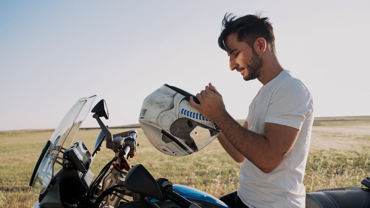 La seguridad de motociclistas entra en foco con nuevas campañas en América Latina.