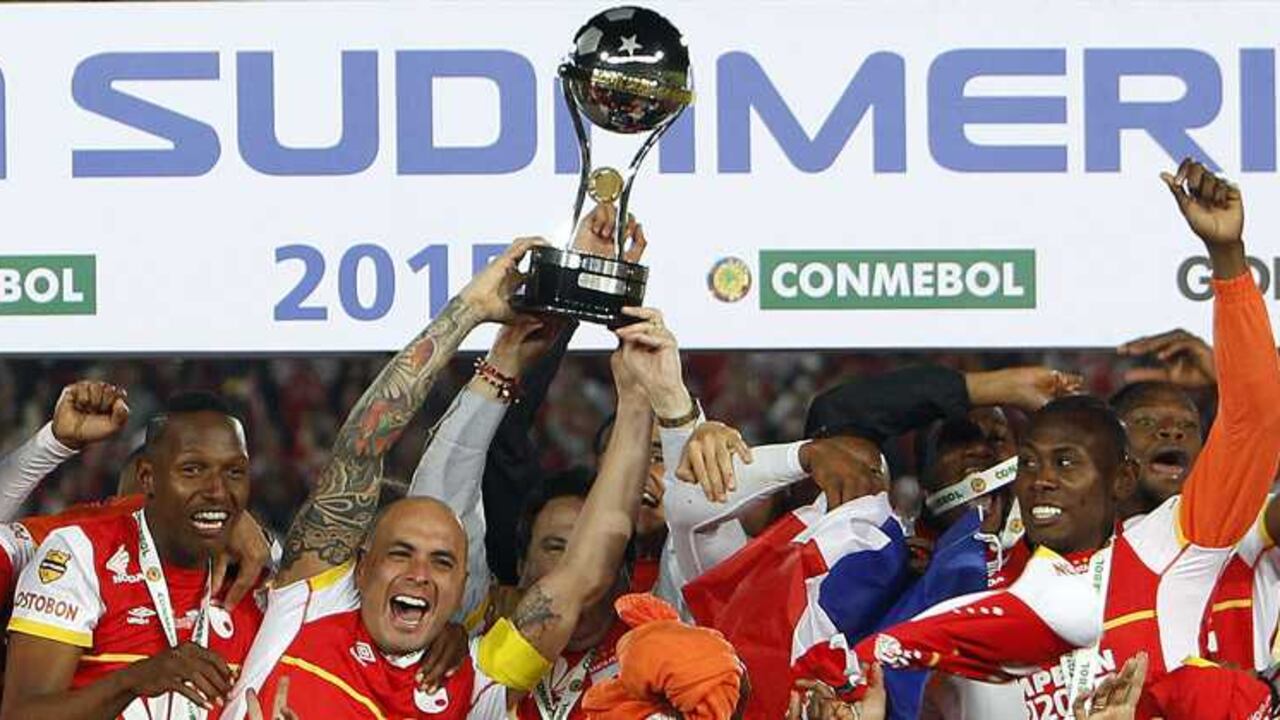 Los jugadores de Independiente Santa Fe celebran después de ganar la final de la Copa Sudamericana.