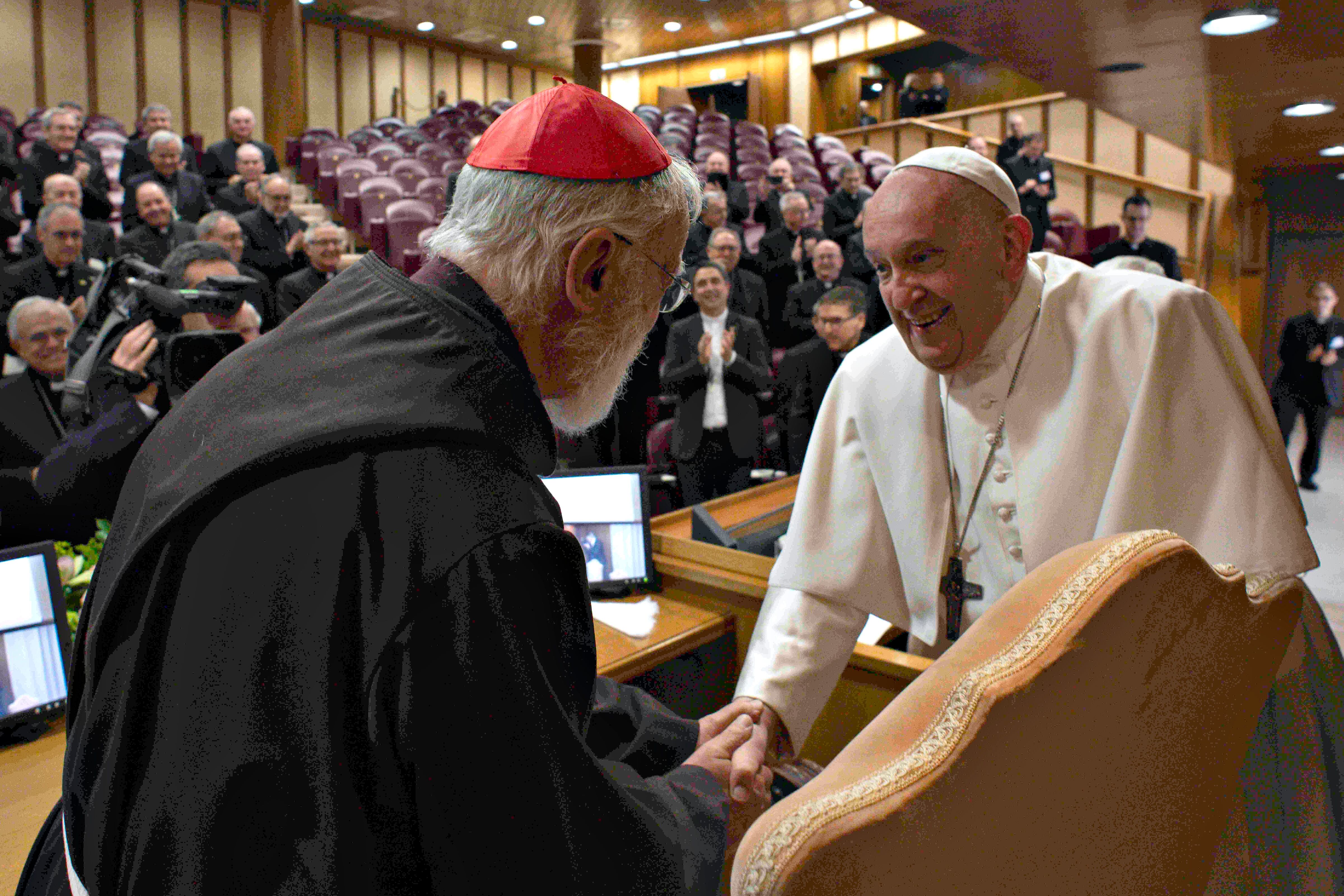 El Papa Francisco saluda al cardenal Cristóbal López Romero durante una reunión con cardenales y obispos de la Conferencia Episcopal Española en el Aula del Sínodo el 28 de noviembre de 2023 en la Ciudad del Vaticano.