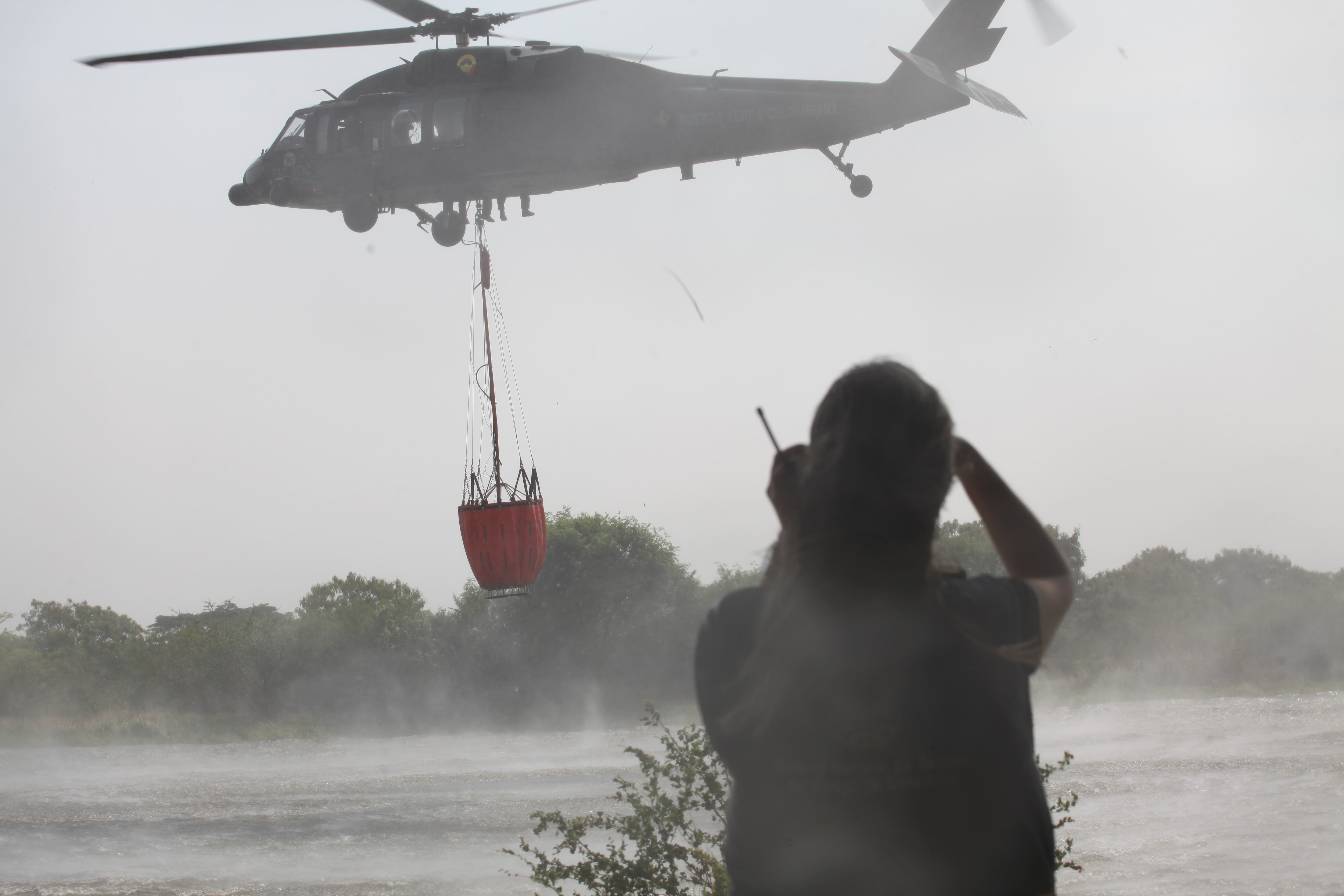 Seis cargas y descargas hizo el Bambi Bucket durante el primer simulacro de respuesta ante incendios realizado en el 2024.