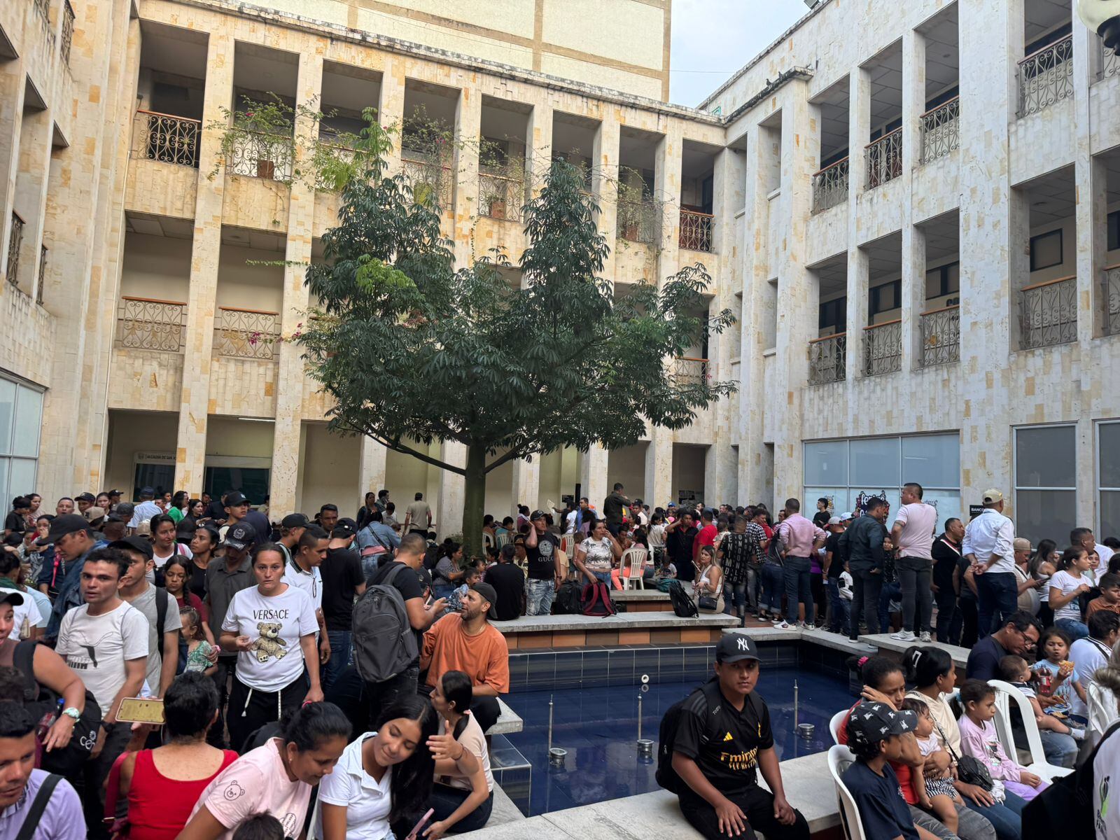 Mil familias desplazadas del Catatumbo están en la Alcaldía de Cúcuta, cuyos funcionarios dicen no tener más capacidad de atención.