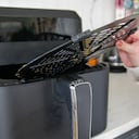 Este truco permite quitar la grasa pegada de la freidora de aire sin dañarla.