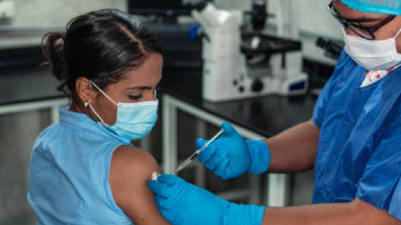 La OMS señaló hasta qué mes podrá haber inmunidad tras haberse vacunado contra el coronavirus.