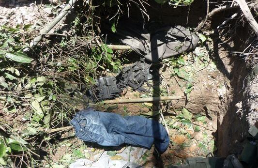 Prendas de civil también se encontraron en el lugar del bombardeo.