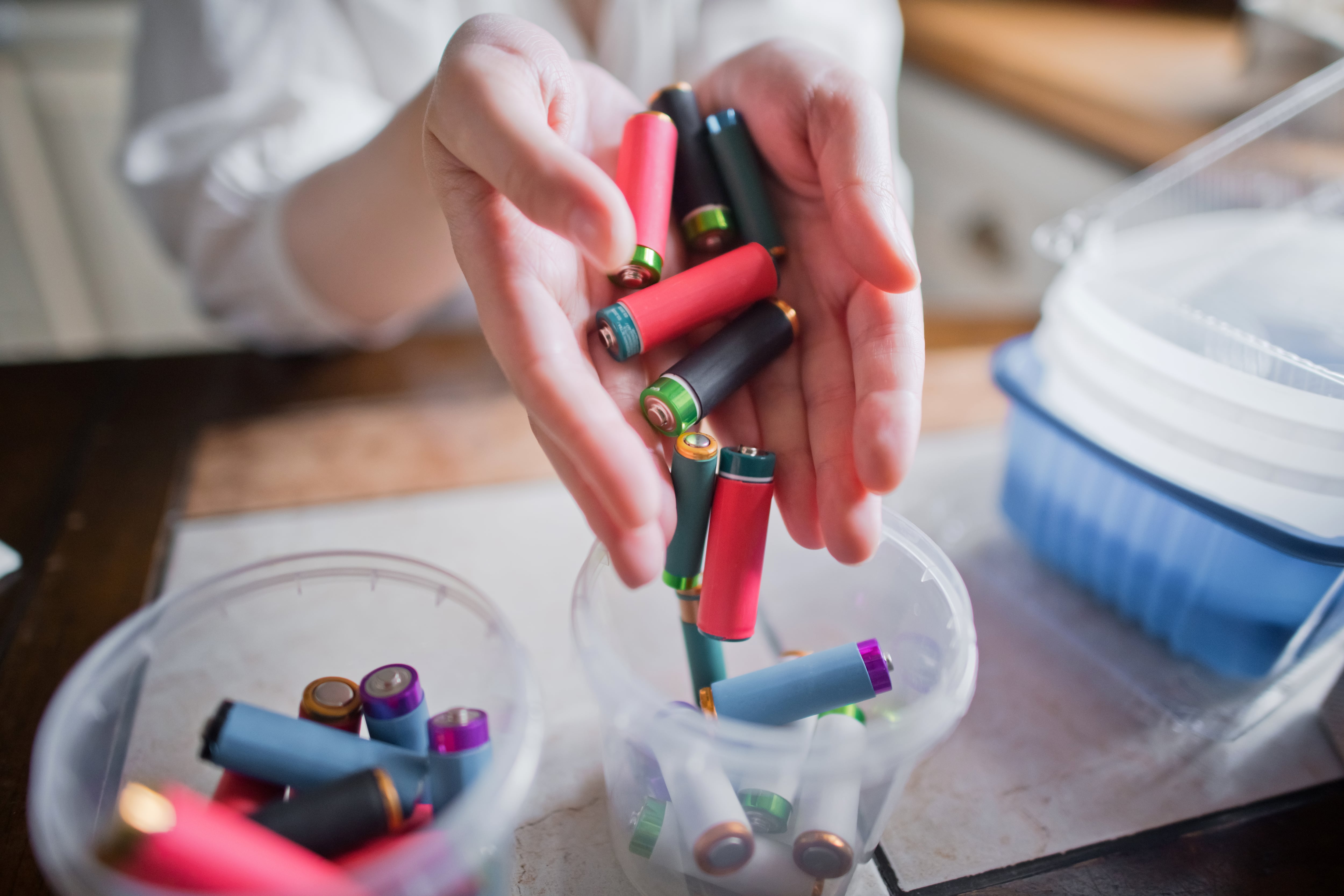 Todas las pilas deben manejarse con cuidado, especialmente las alcalinas, botón, recargables y de litio.