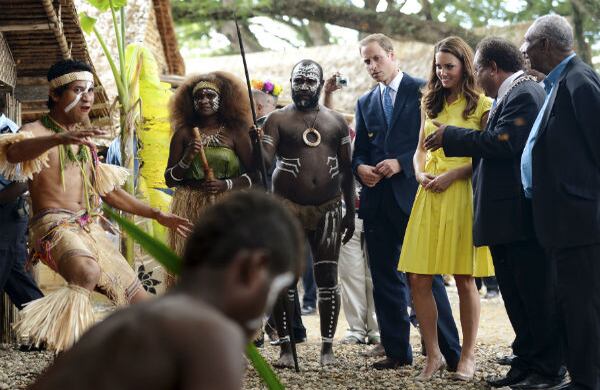 Los duques de Cambridge, visitan un pueblo cultural en Honiara en Islas Salomón. La pareja real está en su ter día de una gira de nueve días del sudeste de Asia y el Pacífico Sur.
 
