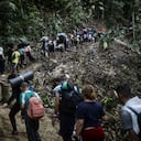 En esta imagen de archivo, migrantes cruzan a pie la selva del Darién desde Colombia a Panamá, con la esperanza de llegar a Estados Unidos, el 9 de mayo de 2023. El aumento de migrantes que van desde Colombia a Estados Unidos, a través de la selva del Darién hasta Panamá, alcanza una escala industrial que podría rondar las 500.000 personas este año. (AP Foto/Iván Valencia, archivo)