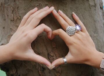 En el aspecto sexual, conviene cambiar de lugar, explorar diferentes deseos sexuales, negociar practicas a través del dialogo. Entender que la sexualidad es primordialmente corporalidad. Inventarse juegos eróticos y utilizar juguetes en la relación de forma consensuada.