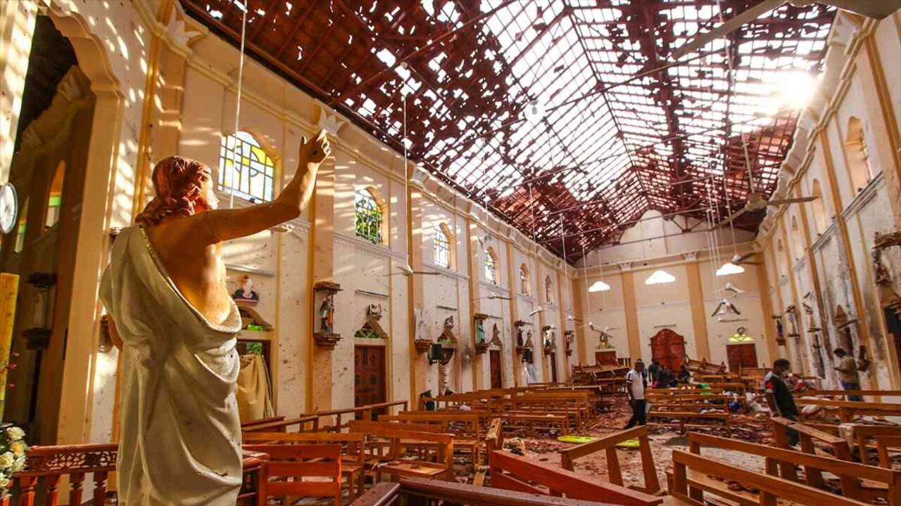Más de 200 personas, incluyendo a decenas de extranjeros, murieron este domingo en una ola de explosiones en hoteles de lujo e iglesias de Sri Lanka, donde se celebraba la misa de Pascua