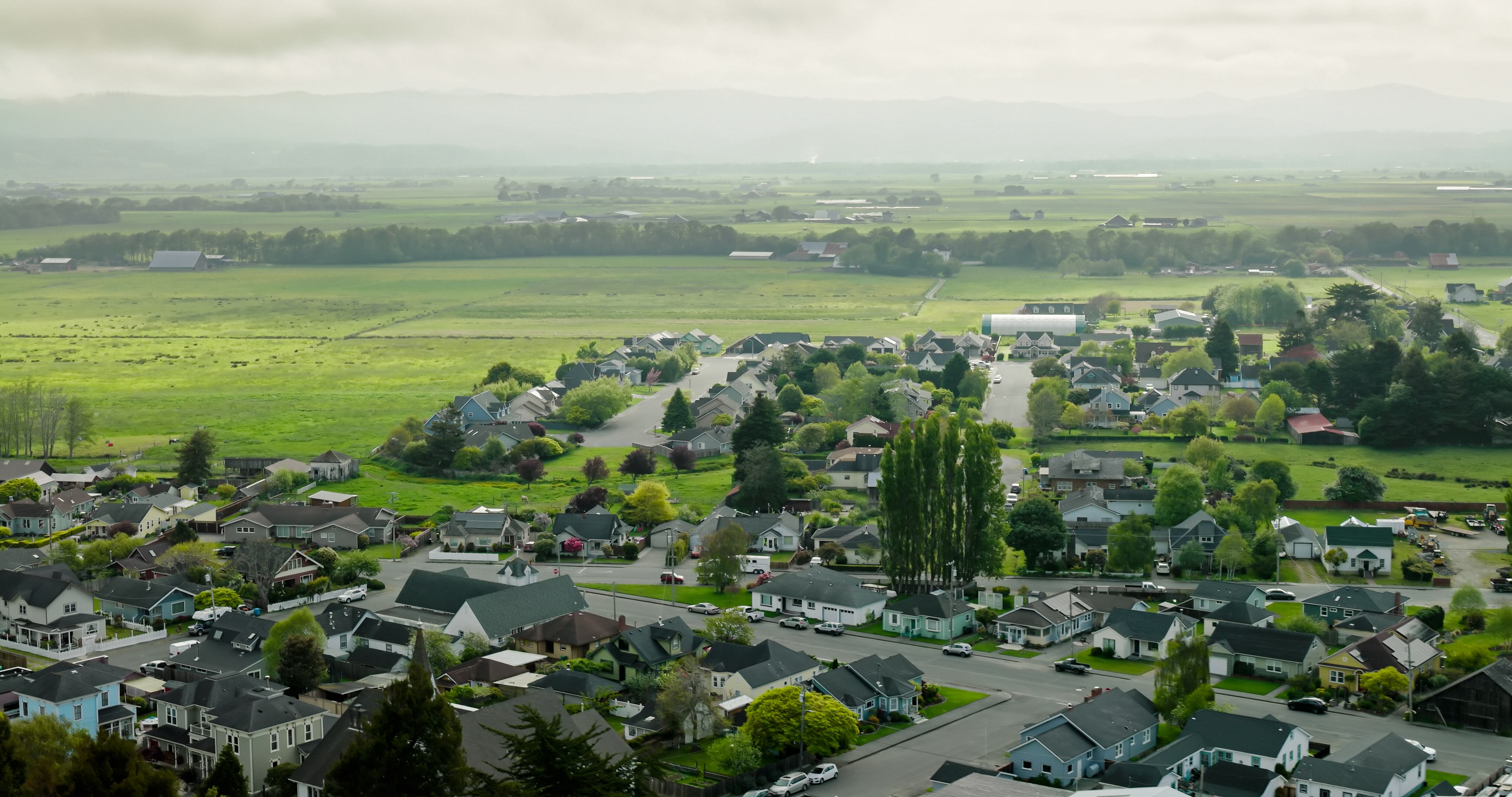 Pueblo californiano con exuberantes campos en un día nublado en el condado de Humboldt
