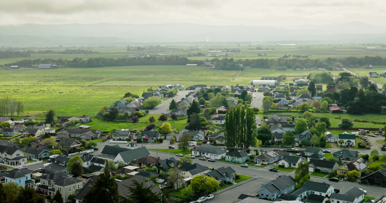 Pueblo californiano con exuberantes campos en un día nublado en el condado de Humboldt