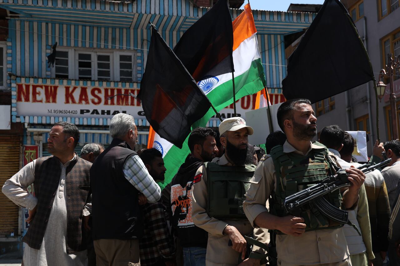 La gente protesta contra el asesinato de turistas en Pahalgam, Jammu y Cachemira, India, el 27 de abril de 2025. Veintiséis turistas mueren en un ataque militante que tiene lugar en Baisaran, apodado 'mini Suiza' por su pradera. Las tensiones entre India y Pakistán por el reciente ataque terrorista en Pahalgam
