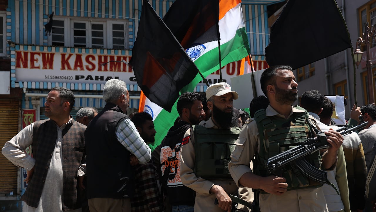 La gente protesta contra el asesinato de turistas en Pahalgam, Jammu y Cachemira, India, el 27 de abril de 2025. Veintiséis turistas mueren en un ataque militante que tiene lugar en Baisaran, apodado 'mini Suiza' por su pradera. Las tensiones entre India y Pakistán por el reciente ataque terrorista en Pahalgam