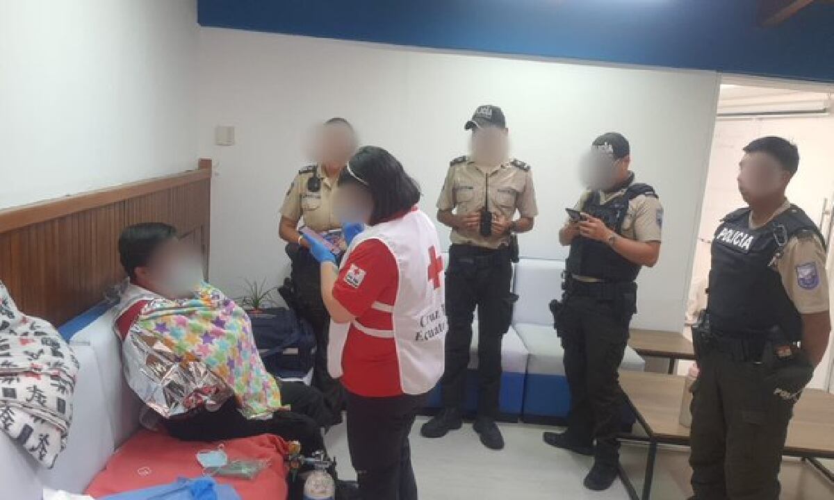 Tras el aviso de la comunidad, las autoridades se apersonaron del caso y de la custodia del bebé que aun portaba el cordón umbilical.