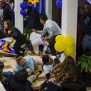 Simpatizantes del candidato presidencial Fernando Villavicencio se ponen a cubierto tras el ataque a tiros que mató al aspirante a la salida de un mítin electoral en un colegio en Quito, Ecuador, el miércoles 9 de agosto de 2023. (API vía AP)