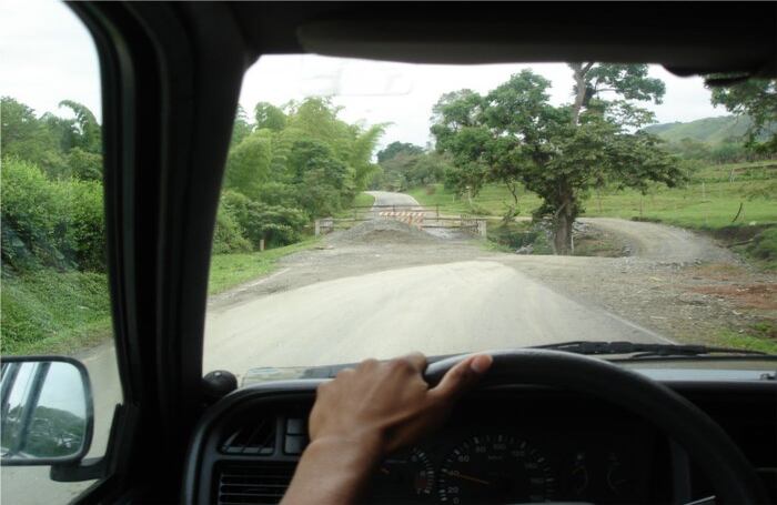 En la carretera entre Santander de Quilichao y Toribío, la guerrilla dinamitó uno de los puentes. Ahora los carros tienen que cruzar por entre el río.