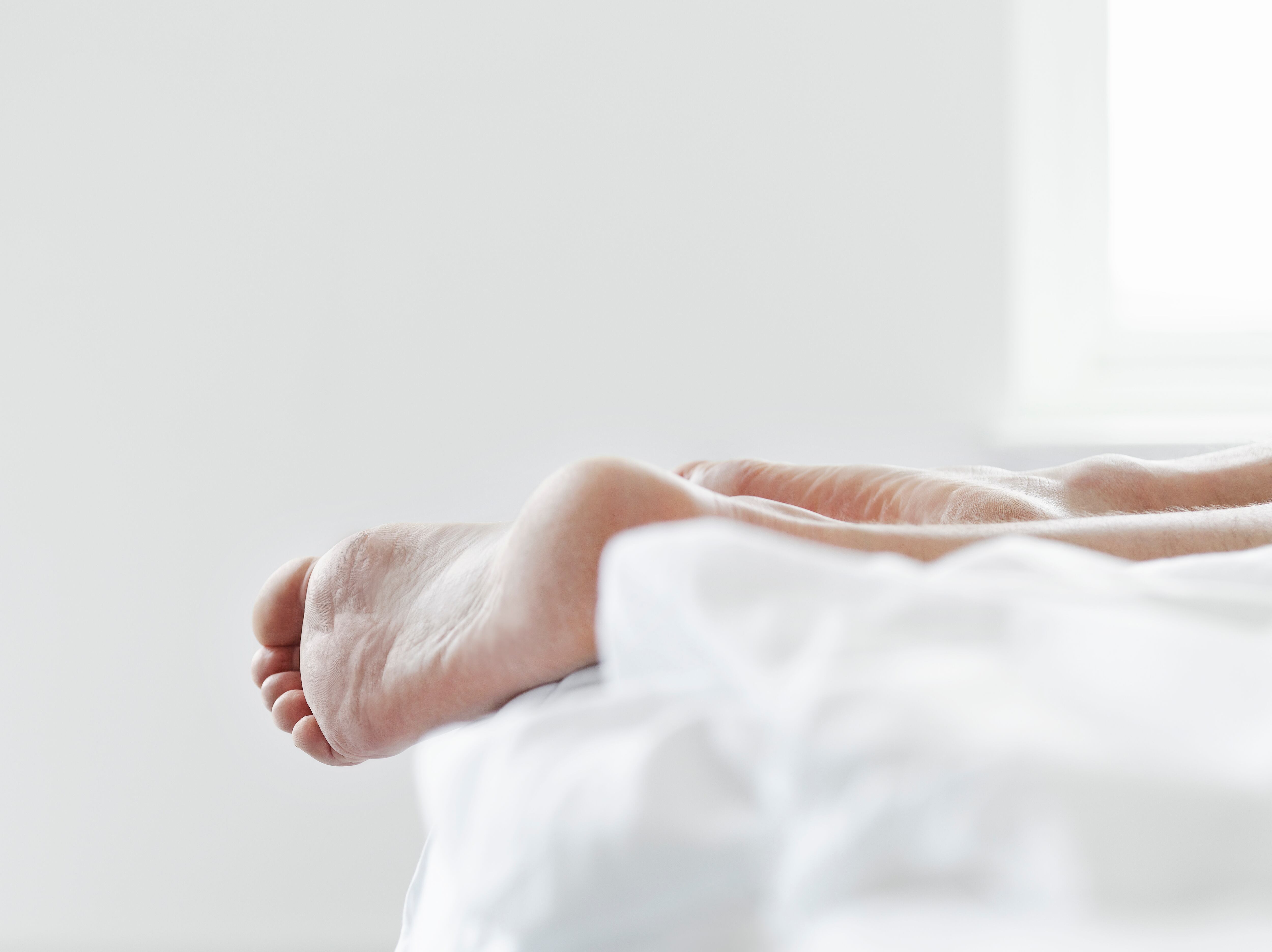 Trabajador de hotel entró abusivamente a cuarto y lamió las plantas de los pies de un huésped.