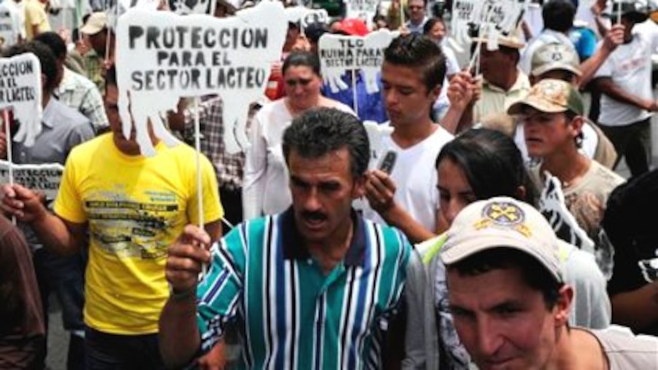 Miles de personas se manifestaron en diferentes ciudades del país en contra del TLC que Colombia firmó con Europa.