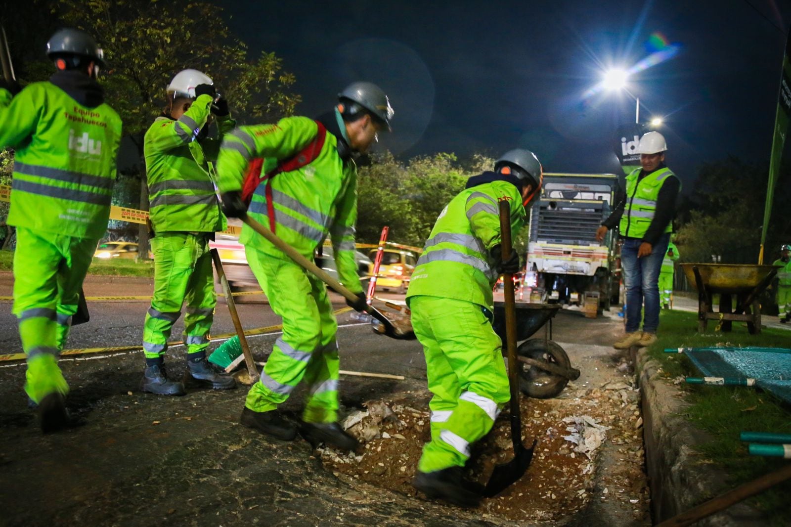 La Alcaldía lanzó el Equipo Tapahuecos para intervenir malla vial en mal estado en Bogotá