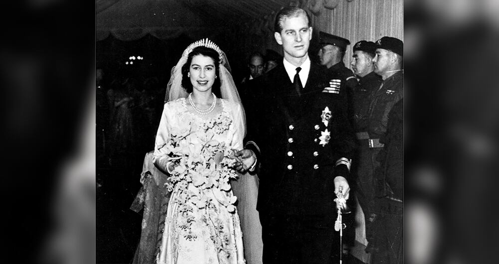  Se casó con Felipe, nuevo duque de Edimburgo, el 20 de noviembre de 1947. Recibieron regalos como un purasangre, un diamante de 54 quilates, un televisor y una plantación en Kenia.