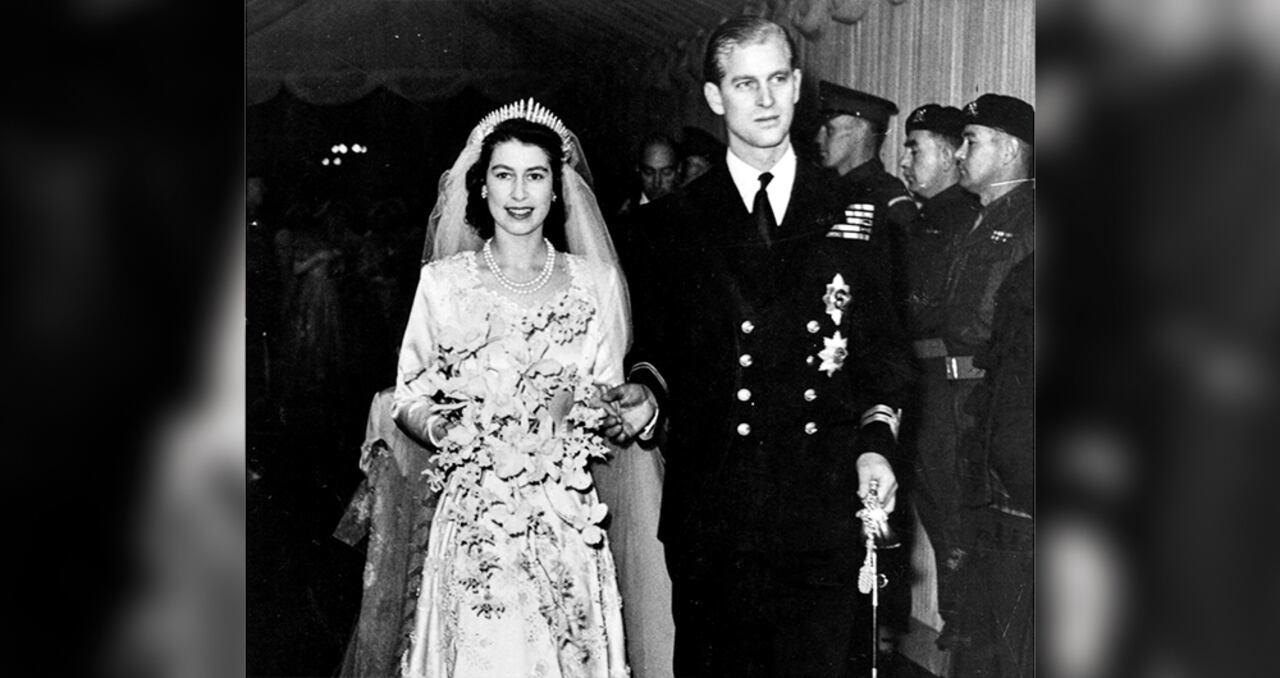 Se casó con Felipe, nuevo duque de Edimburgo, el 20 de noviembre de 1947. Recibieron regalos como un purasangre, un diamante de 54 quilates, un televisor y una plantación en Kenia.