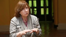 Svetlana Alexiévich dando una entrevista en Colombia.