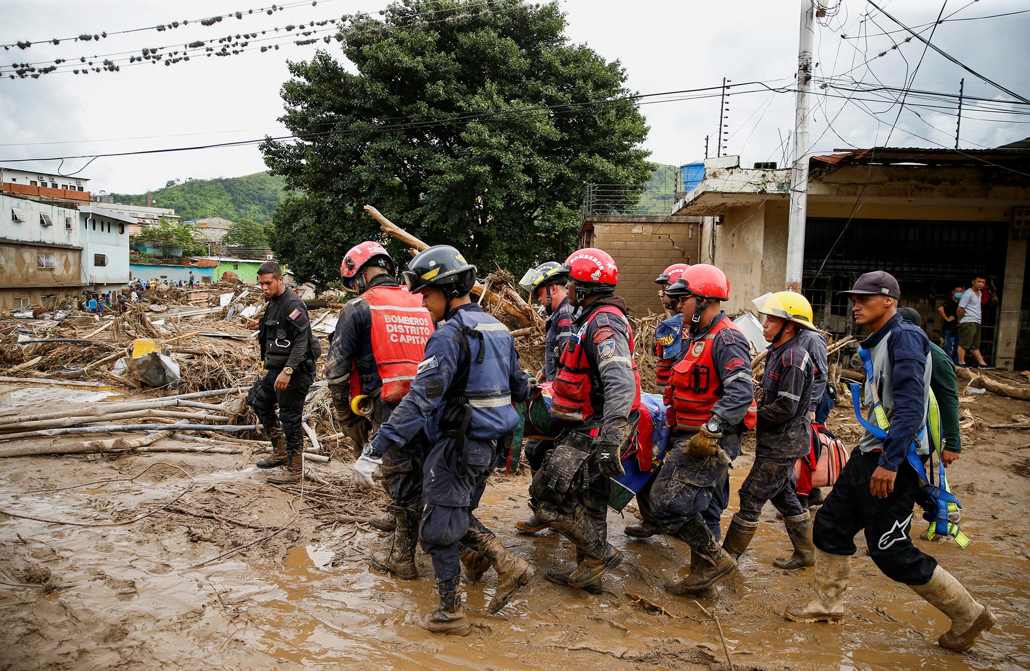 En imágenes : Rescatistas venezolanos buscan desaparecidos tras inundaciones mortales