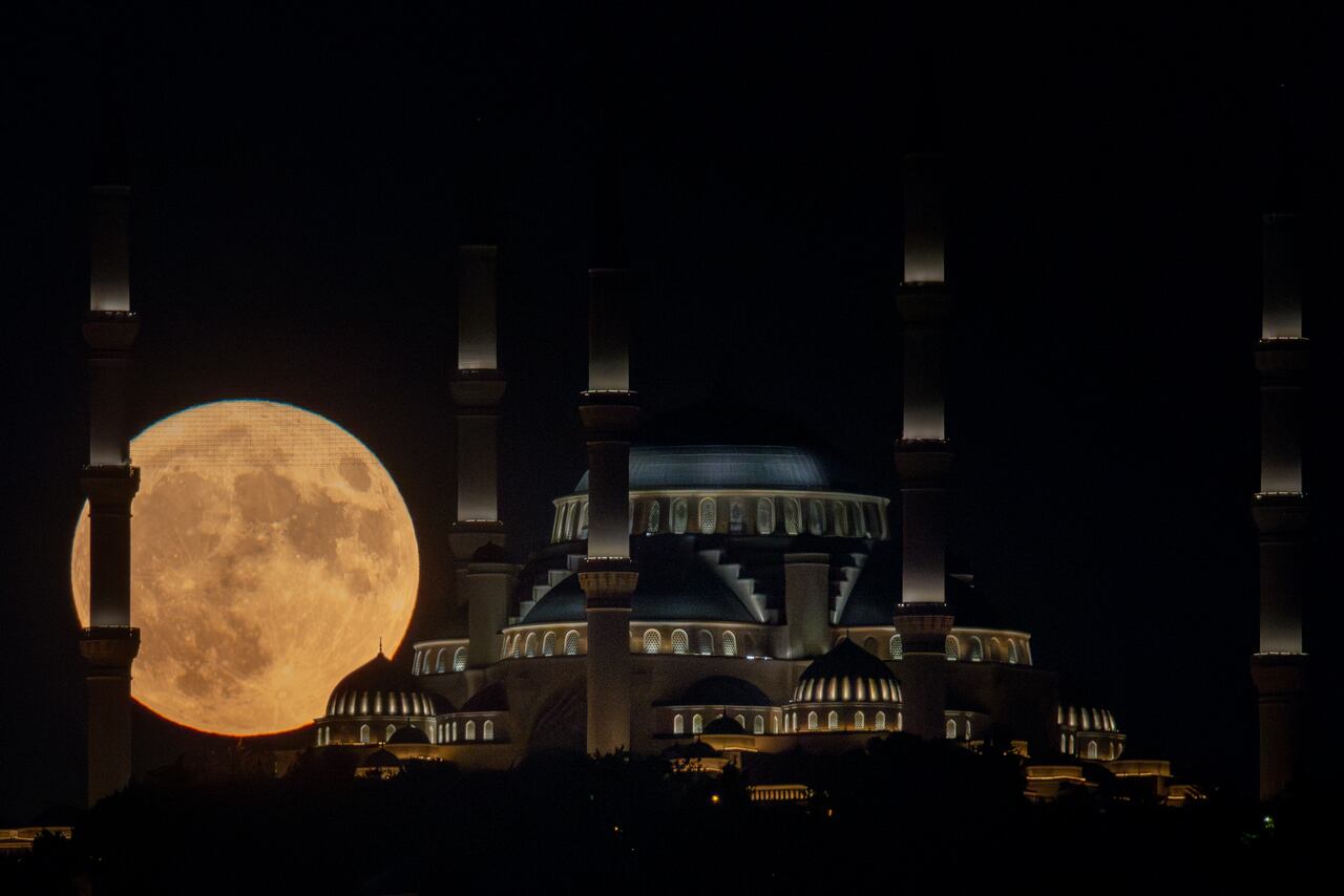 La Mezquita de Çamlıca y la luna de esturión se reúnen en Estambul.