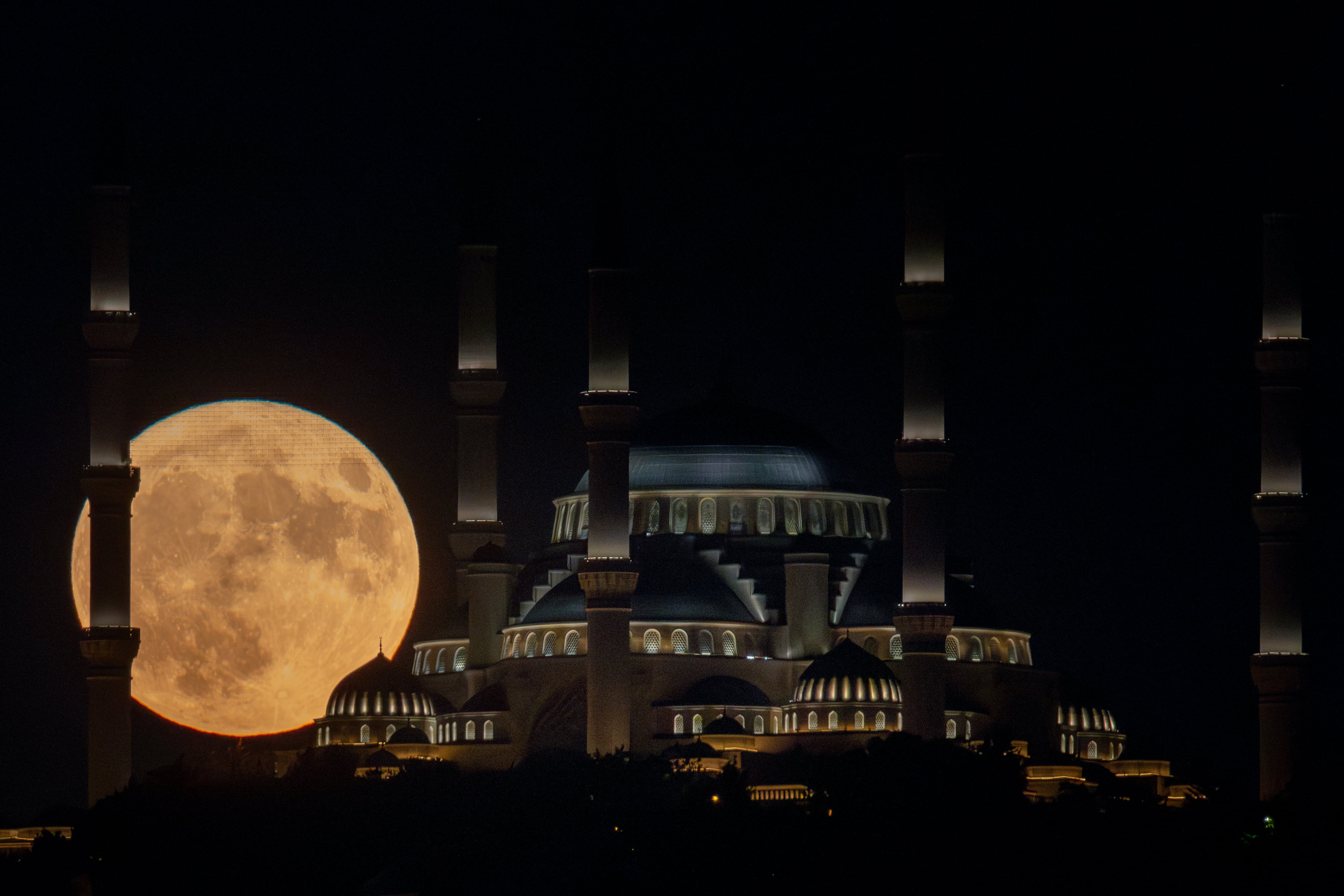 La Mezquita de Çamlıca y la luna de esturión se reúnen en Estambul.