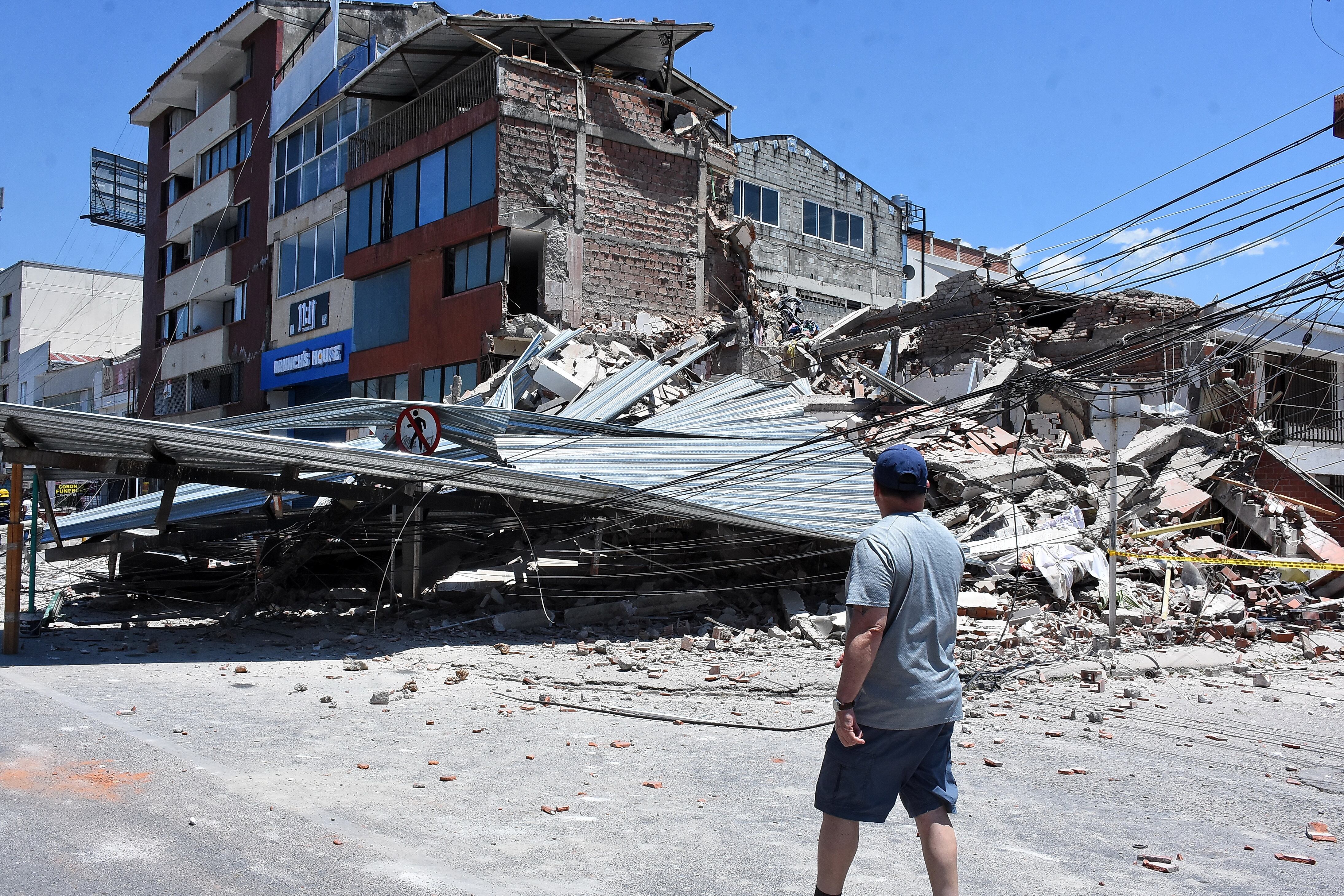 Terremoto en Cali, Colapso de infraestructura en diferentes lugares de la ciudad. Clínica de Colores, DESA, Galería Alameda, Edificaciones sobre la avenida roosvelt y al frente del coliseo de Hockey Miguel Calero.