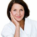 La falta de protección solar adecuada es otro error común, ya que las mujeres de 50 años pueden subestimar el daño causado por los rayos UV en su piel envejecida.